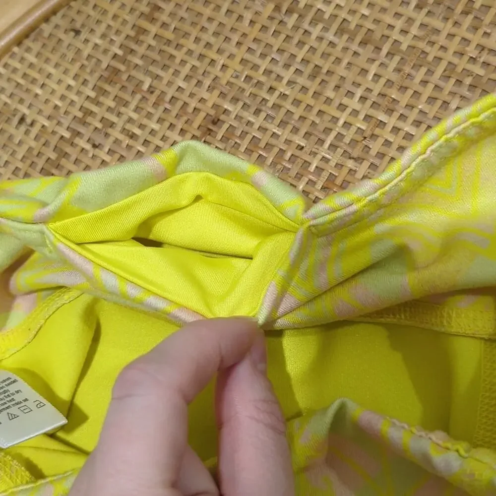 Alo Yoga Airbrush Capri in Zest Indigo Yellow Geometric Women's Size S